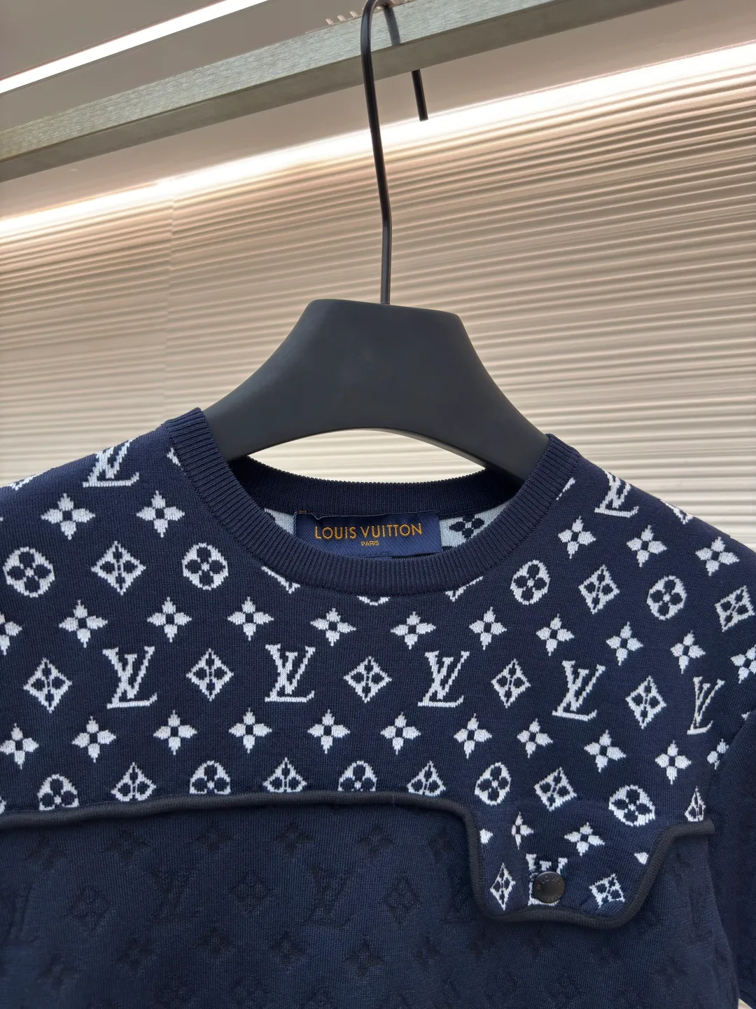 LOUIS VUITTON Knitted Jacquard Short Sleeves [Women's Wear] ●Authentic product: Purchased and developed by 15222 ●Item number: 1680362-A45 ●Fabrics: pure cotton fabric ●Technology: knitted jacquard production ●Version: fitted version ●Weight: about 260 grams ●Size: S-M-L ●Description: High-count and high-density mulberry silk blended fabric, woven using double-sided jacquard technology. The entire fabric has a full and three-dimensional texture. It is different from the common printing or patching treatments on the market. The entire fabric has the presbyopia pattern embedded into the yarn structure during the weaving process. The pattern truly comes with the weaving and is not superimposed in the later stage. The pattern has a strong three-dimensional effect, does not fade, fall off or crack after long-term washing. It feels soft and stiff, and has a stable and advanced texture. , the lower part is treated with high-temperature shaping and embossing. Through the layered changes of light, shadow and tissue, it shows a low-key and exquisite Logo shading. It looks pure and calm from a distance, and rich in details when seen up close. The overall wiring is straight and delicate, the fabric is comfortable and soft, and the color is consistent without color difference. It can be matched with the same style to create a fashionable look and control various occasions. Customized accessories, complete with three standards, same style for men and women!